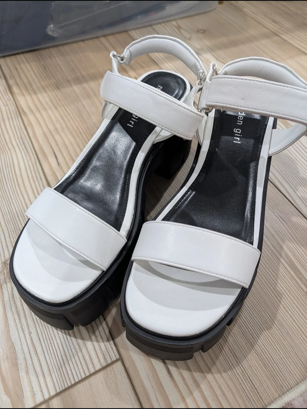 Madden Girl White Chunky Lug Sole Platform Sandals‎ Size 9 Like New